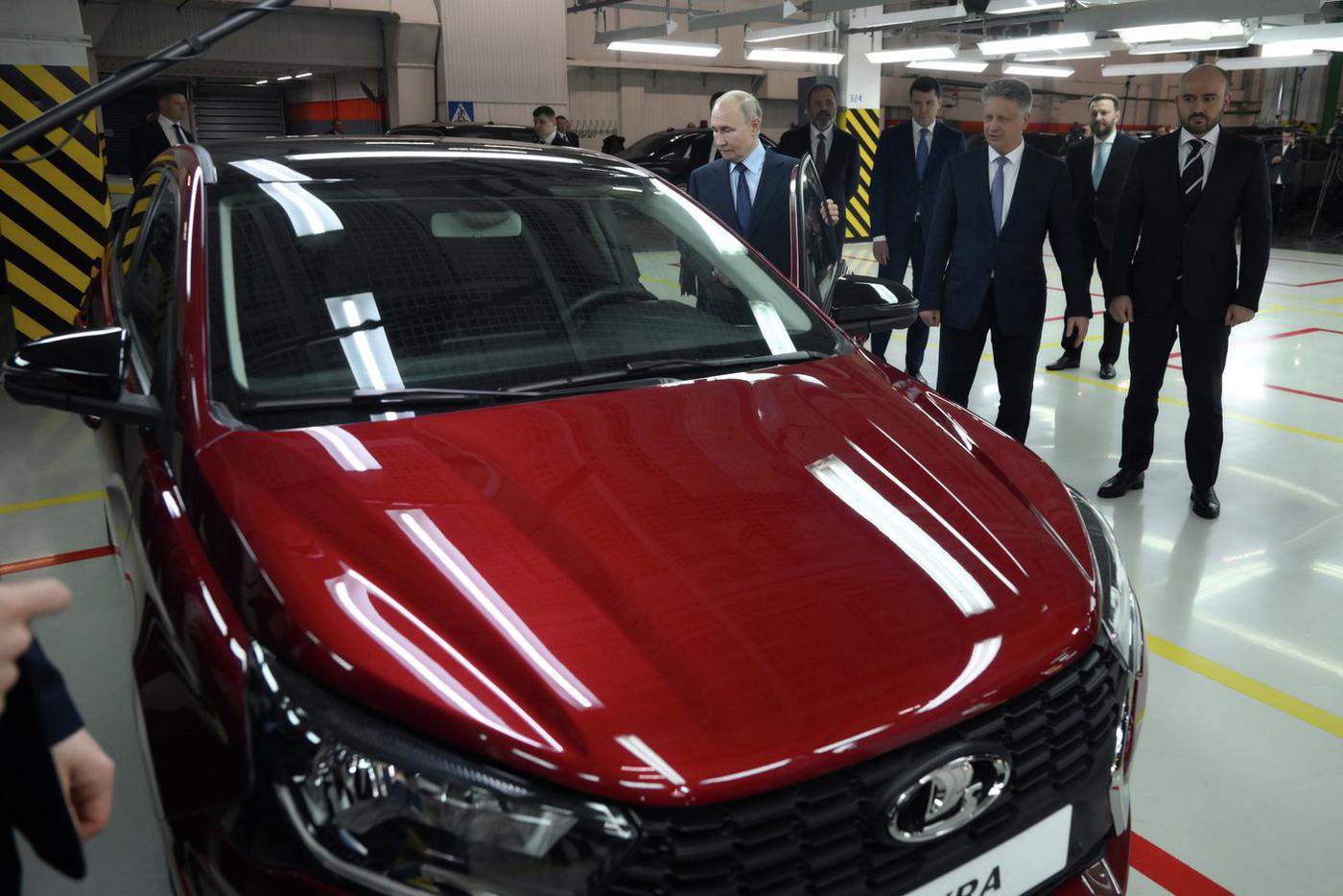 Путин рассказал о повышении утильсбора на дорогие авто