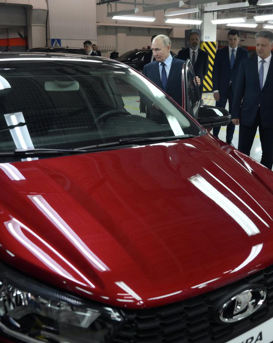 Путин объяснил рост утильсбора на дорогие автомобили. Президент отметил, что повышение налога затрагивает владельцев машин со средним доходом, но способствует технологическому развитию и поддержке отечественного автопрома