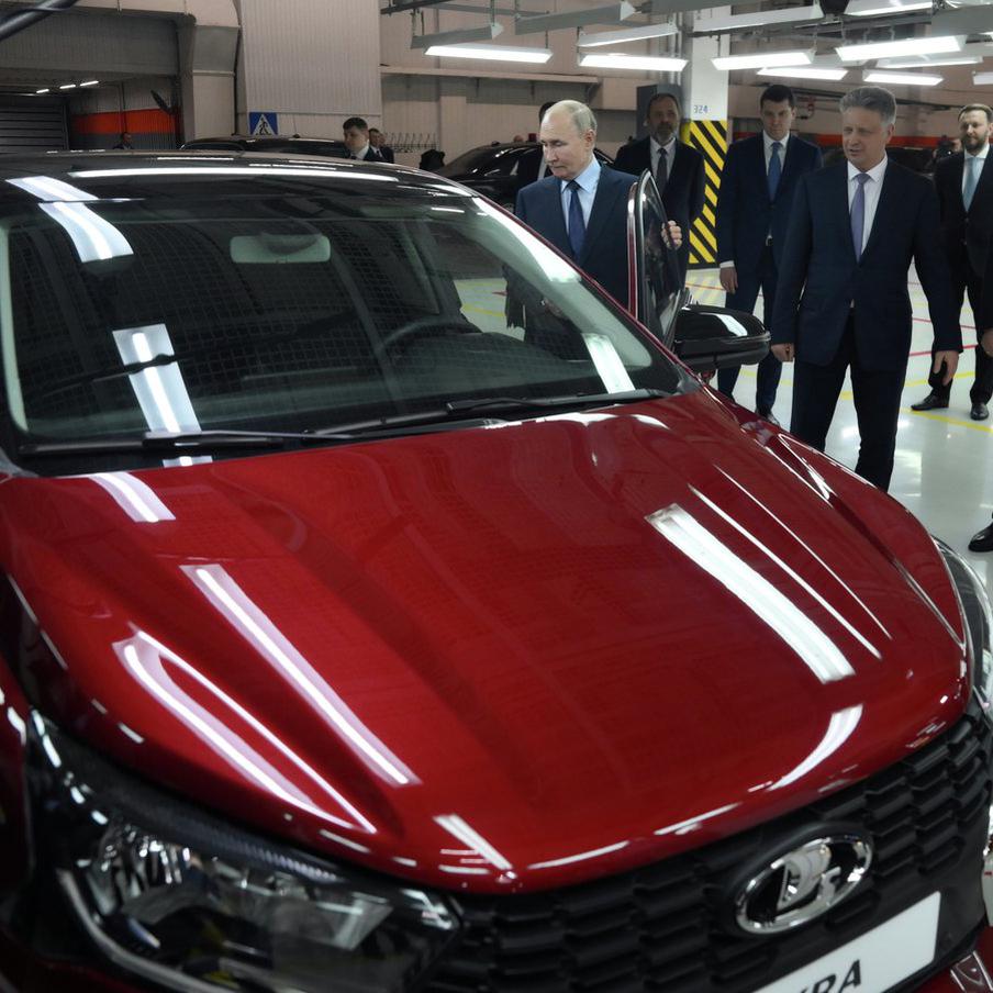 Путин объяснил рост утильсбора на дорогие автомобили. Президент отметил, что повышение налога затрагивает владельцев машин со средним доходом, но способствует технологическому развитию и поддержке отечественного автопрома