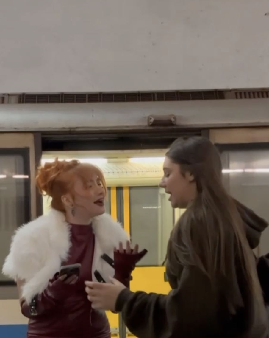 Кадр за 30 секунд до случившегося. Кто знал, чем для девушек обернётся этот вечер.