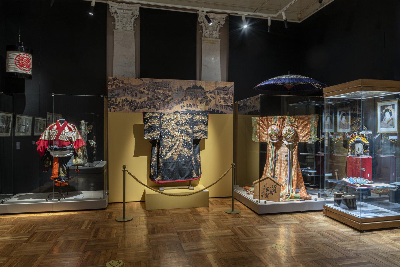 Зал японского театра на выставке "Люди, куклы, маски. Театр Дальнего Востока и Юго-Восточной Азии".
