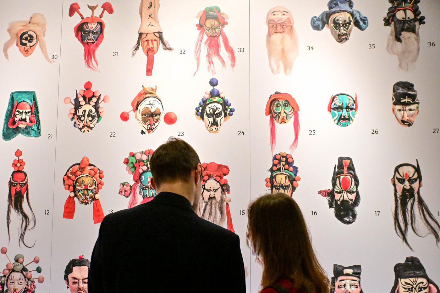 Возле стенда с масками из коллекции Сергея Третьякова на выставке "Люди, куклы, маски. Театр Дальнего Востока и Юго-Восточной Азии".