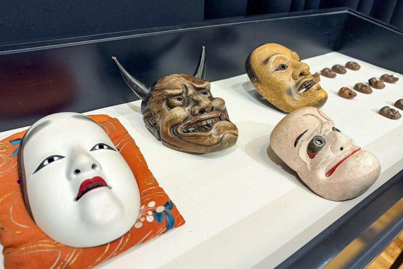 Маски японского театра Ногаку на выставке "Люди, куклы, маски. Театр Дальнего Востока и Юго-Восточной Азии".