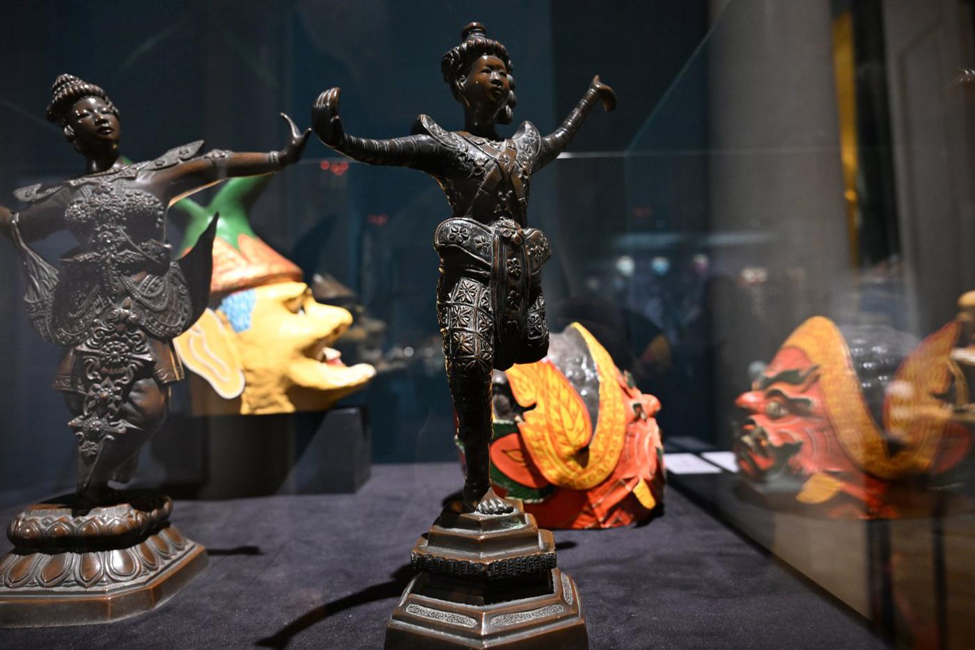 Камбоджийские маски и бронзовые фигурки исполнителей представления по легенде о девущке-птице.