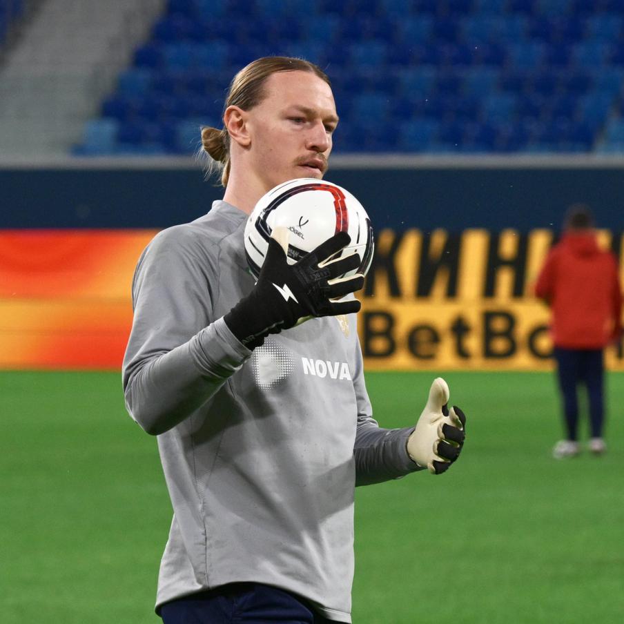 Восстановление российского вратаря "ПСЖ" Сафонова после перелома займёт месяц. Российскому вратарю футбольного клуба "Пари Сен-Жермен" Матвею Сафонову может потребоваться до месяца для того, чтобы полностью восстановиться после перелома руки в ходе финального матча Межконтинентального кубка