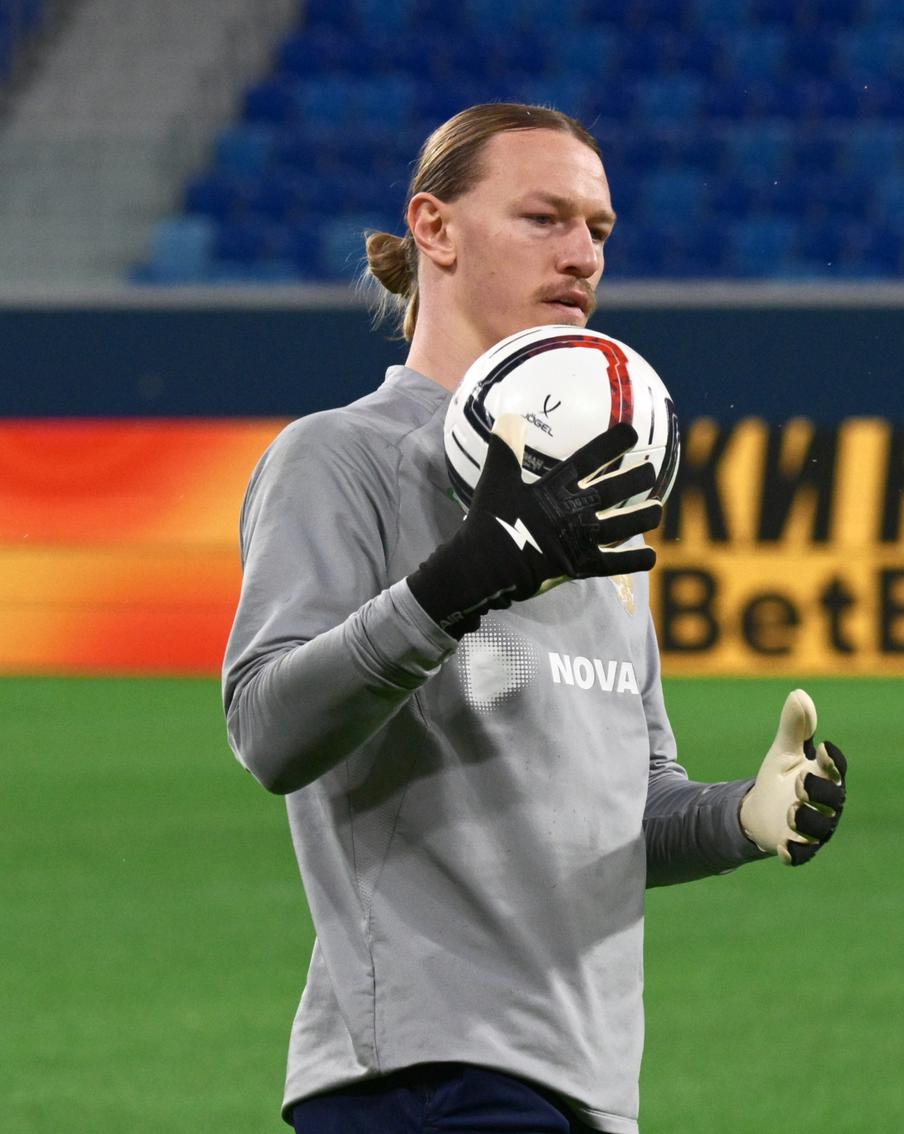 Восстановление российского вратаря "ПСЖ" Сафонова после перелома займёт месяц. Российскому вратарю футбольного клуба "Пари Сен-Жермен" Матвею Сафонову может потребоваться до месяца для того, чтобы полностью восстановиться после перелома руки в ходе финального матча Межконтинентального кубка