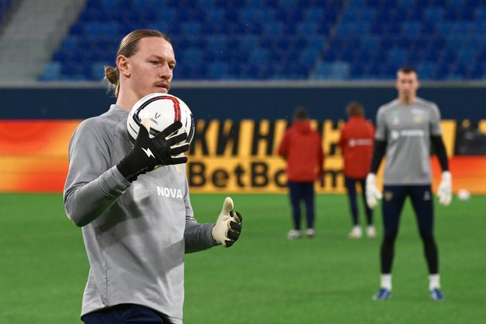 Восстановление вратаря "ПСЖ" Матвея Сафонова после перелома может занять около месяца