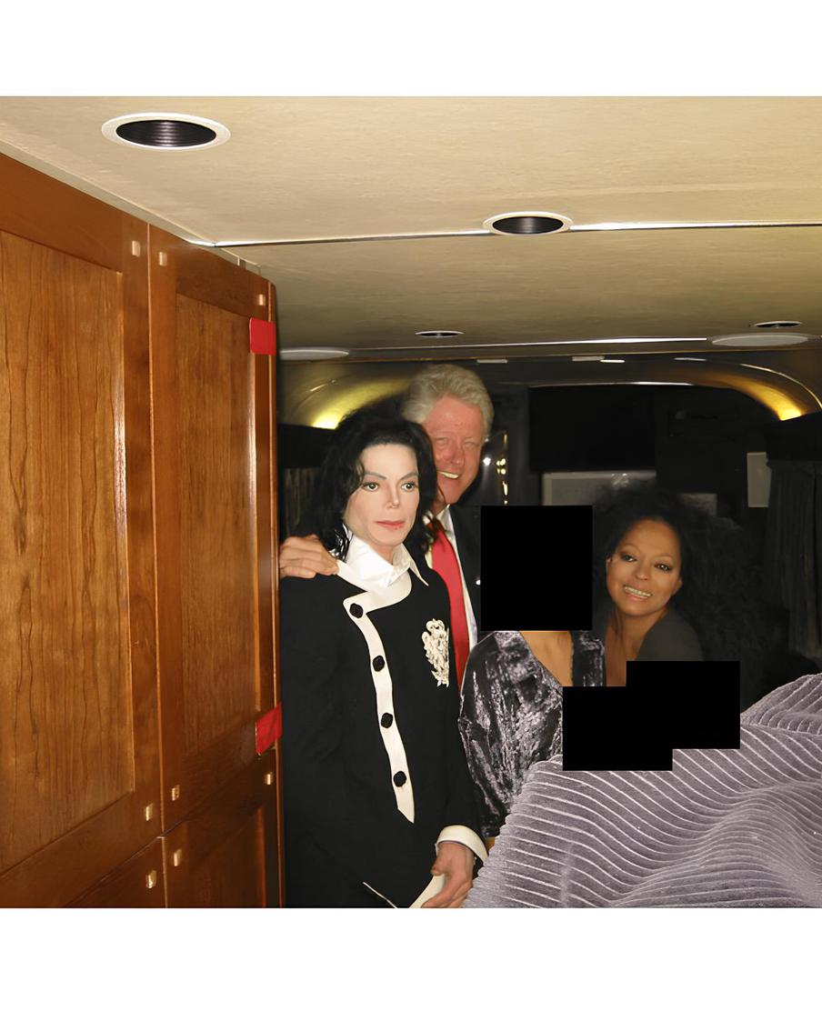 На новых фотографиях из дела Эпштейна замечены Майкл Джексон и Билл Клинтон. В новых материалах по делу Джеффри Эпштейна обнаружились фотографии со всемирно известным артистом Майклом Джексоном и бывшим президентом США Биллом Клинтоном. Есть ли в материалах Трамп, пока неизвестно