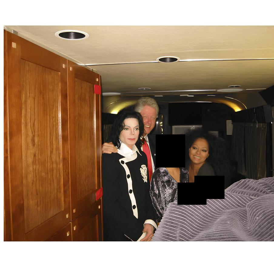 На новых фотографиях из дела Эпштейна замечены Майкл Джексон и Билл Клинтон. В новых материалах по делу Джеффри Эпштейна обнаружились фотографии со всемирно известным артистом Майклом Джексоном и бывшим президентом США Биллом Клинтоном. Есть ли в материалах Трамп, пока неизвестно