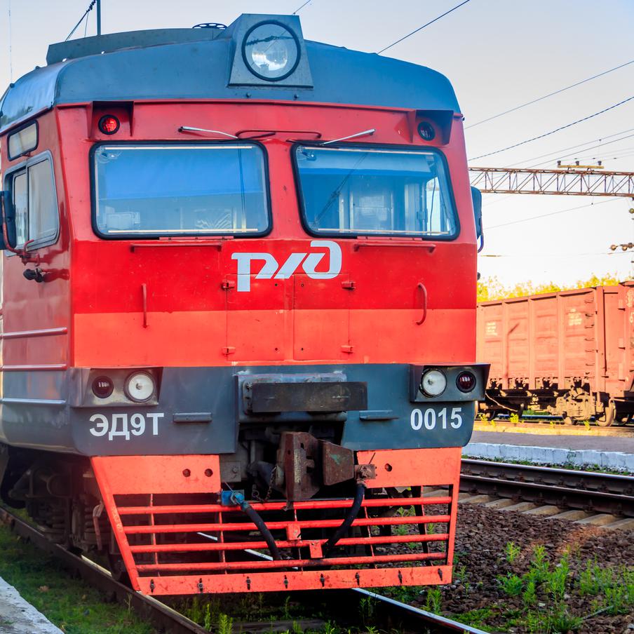 Несколько поездов задерживаются в Воронежской области из-за падения дронов ВСУ. Падение обломков сбитых ПВО украинских беспилотников стало причиной задержки сразу нескольких пассажирских поездов в Воронежской области. По предварительной информации, в ходе инцидента никто не пострадал