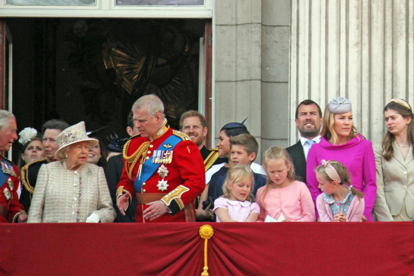 Принц Эндрю возле королевы Великобритании в красном мундире. Когда-то Елизавета очень любила его и старательно игнорировала обвинения в его адрес