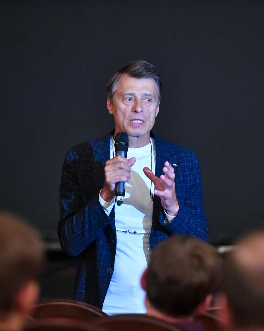 Народный артист России Анатолий Лобоцкий скончался в возрасте 66 лет. Исполнитель главной роли в фильме Владимира Меньшова "Зависть богов", народный артист России Анатолий Лобоцкий умер в Москве на 67-м году жизни. Причины смерти актёра не сообщаются