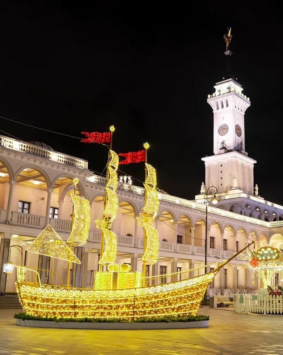 Северный и Южный речные вокзалы украсили к Новому году