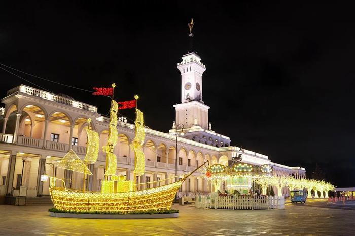 Северный и Южный речные вокзалы украсили к Новому году