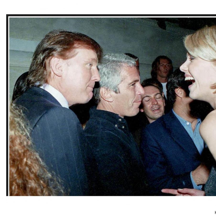 Около 16 фотографий с Трампом удалены из опубликованного архива Эпштейна. Американский Минюст без объяснения причин удалил из уже опубликованных файлов из архива обвиняемого в сексуальных преступлениях финансиста Джеффри Эпштейна фотографии с Дональдом Трампом