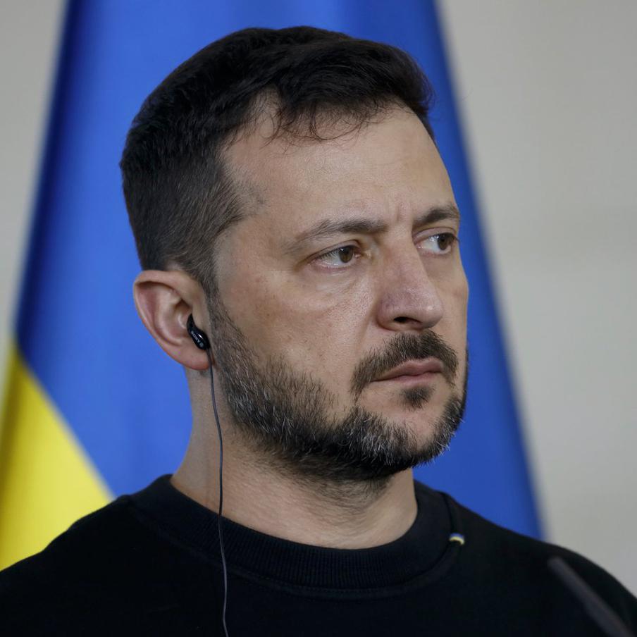 Владимир Зеленский рассматривает возможный вывод украинских войск с Донбасса. Украинский президент может принять решение об отводе подразделений ВСУ с остающейся под контролем Киева территории Донбасса. По его словам, это станет возможно при выполнении Россией одного условия