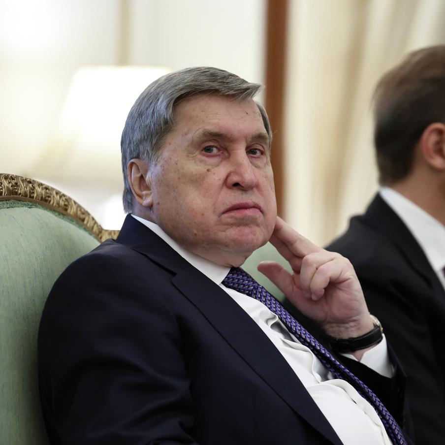 У России сейчас нет планов проводить трёхстороннюю встречу по Украине. Российские власти пока не рассматривают возможность проведения трёхсторонней встречи по вопросу мирного урегулирования украинского конфликта. Как подчеркнули в Кремле, Россию устраивает ход переговоров с США