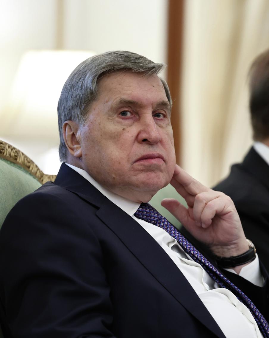 У России сейчас нет планов проводить трёхстороннюю встречу по Украине. Российские власти пока не рассматривают возможность проведения трёхсторонней встречи по вопросу мирного урегулирования украинского конфликта. Как подчеркнули в Кремле, Россию устраивает ход переговоров с США