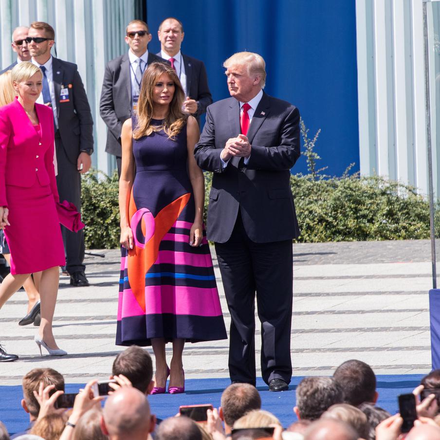 Трамп завершил выступление по теме экономики рассказом о нижнем белье жены. Выступая перед сторонниками с докладом по вопросу экономических проблем американский президент внезапно вспомнил об обысках в его резиденции и том, как агенты ФБР рылись в белье его жены