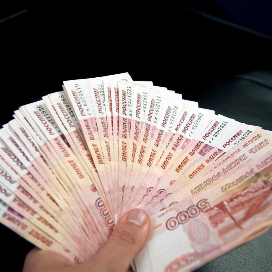 Российские банки стали массово блокировать переводы крупных сумм денег. Банки России разработали новую схему борьбы с мошенниками, выманивающими у россиян крупные суммы. Теперь они замораживают подозрительные переводы и проводят проверку пользователя, выясняя его степень родства с получателем