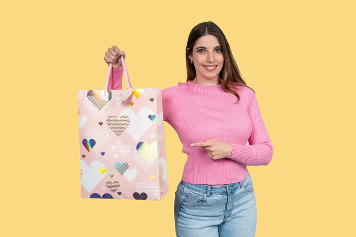 Стало известно, какой подарок можно вручить учителю, не нарушив при этом закон о взятках