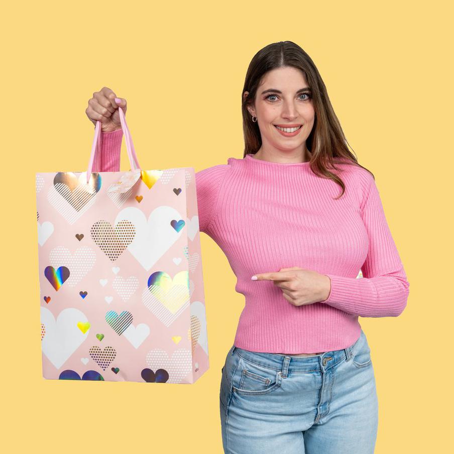 Россиянам напомнили, сколько должен стоить подарок учителю, согласно закону. Желающие поздравить с Новым годом учителя своего ребёнка родители должны помнить, что его сумма не должна превышать три тысячи рублей. В противном случае по закону подарок подпадает под определение взятки