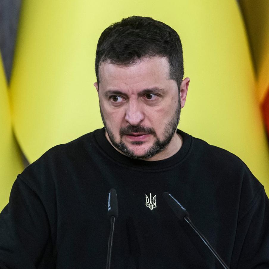 Зеленский отказался от проведения президентских выборов на территории новых регионов. Украинский президент Владимир Зеленский выразил несогласие с предложением Владимира Путина об организации голосования на выборах главы государства на вошедших в состав России территориях