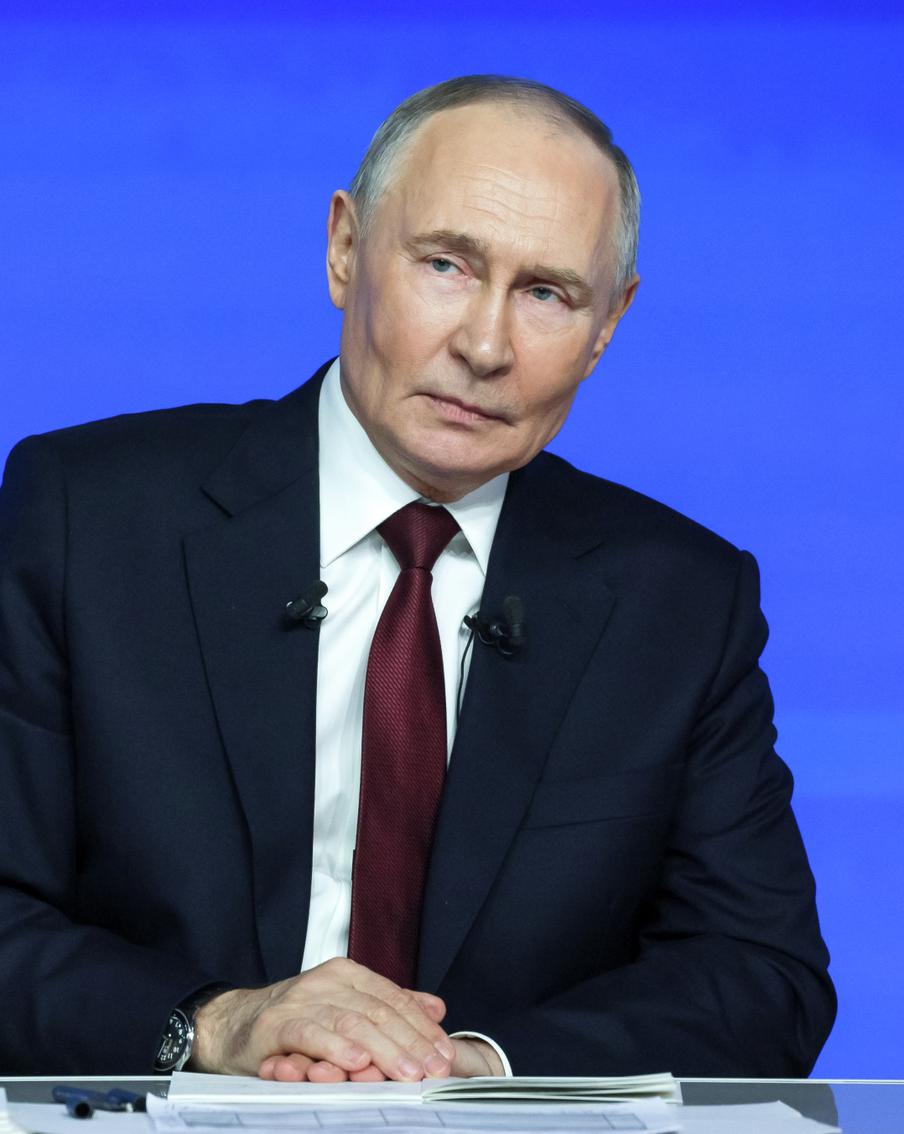 Владимир Путин остался недоволен некоторыми вопросами с "Прямой линии-2025". Некоторые из заданных российскому лидеру журналистами и гражданами вопросов не понравились ему. Однако такой формат позволяет Путину лучше оценивать те проблемы, которые беспокоят страну