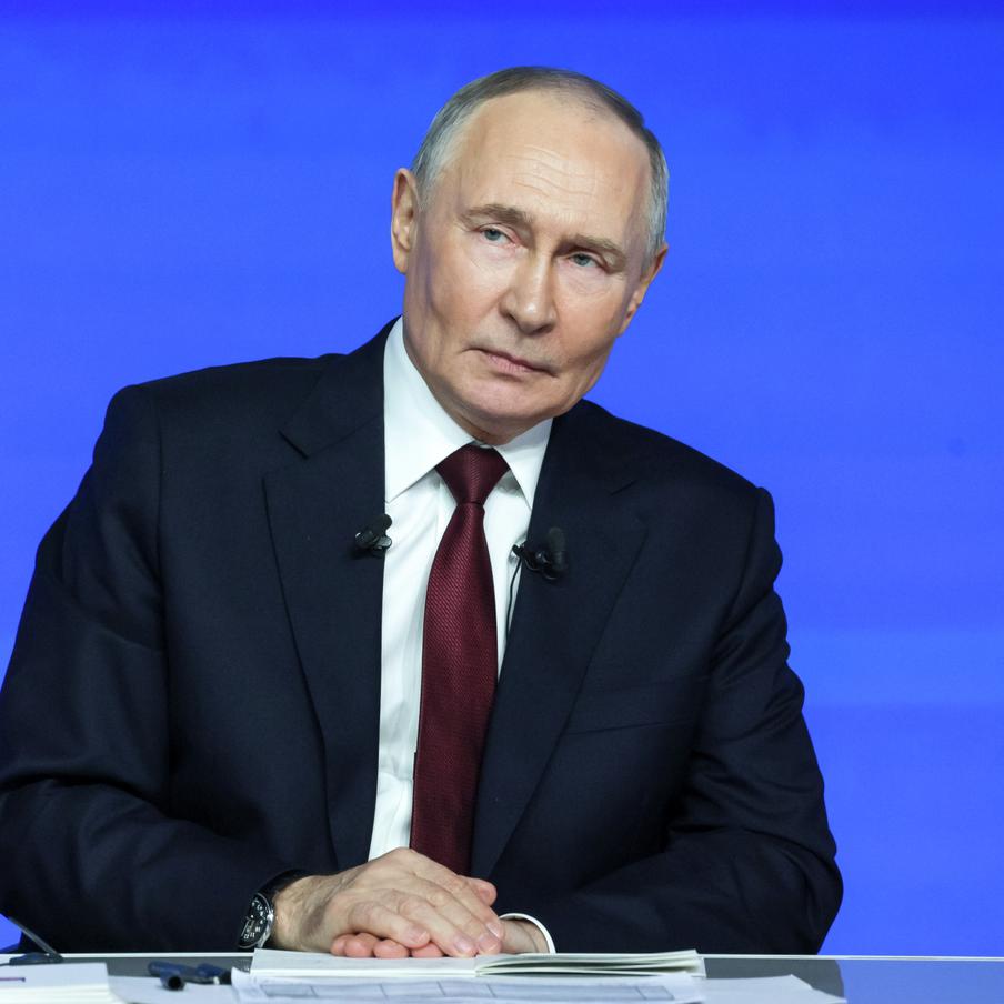 Владимир Путин остался недоволен некоторыми вопросами с "Прямой линии-2025". Некоторые из заданных российскому лидеру журналистами и гражданами вопросов не понравились ему. Однако такой формат позволяет Путину лучше оценивать те проблемы, которые беспокоят страну