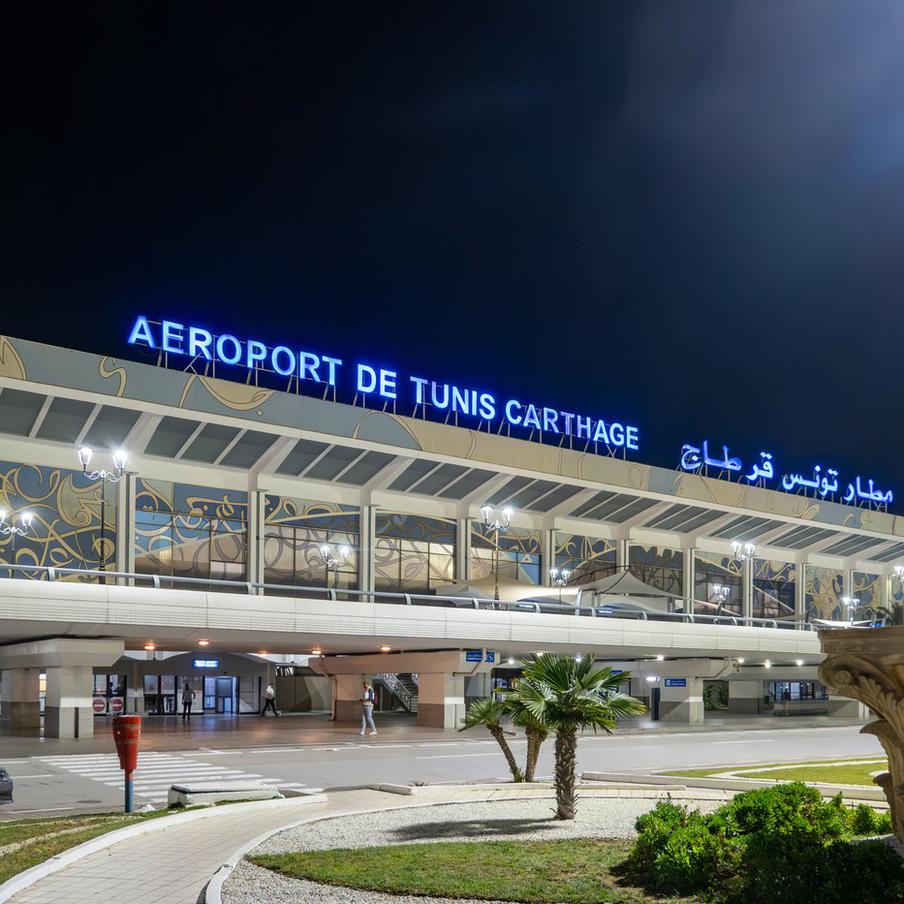 Власти Туниса уже третьи сутки удерживают в аэропорту российских пилотов. Российские и белорусские пилоты уже третий день не могут вылететь из аэропорта Туниса. Причины задержания гражданам обеих стран так и не объяснили