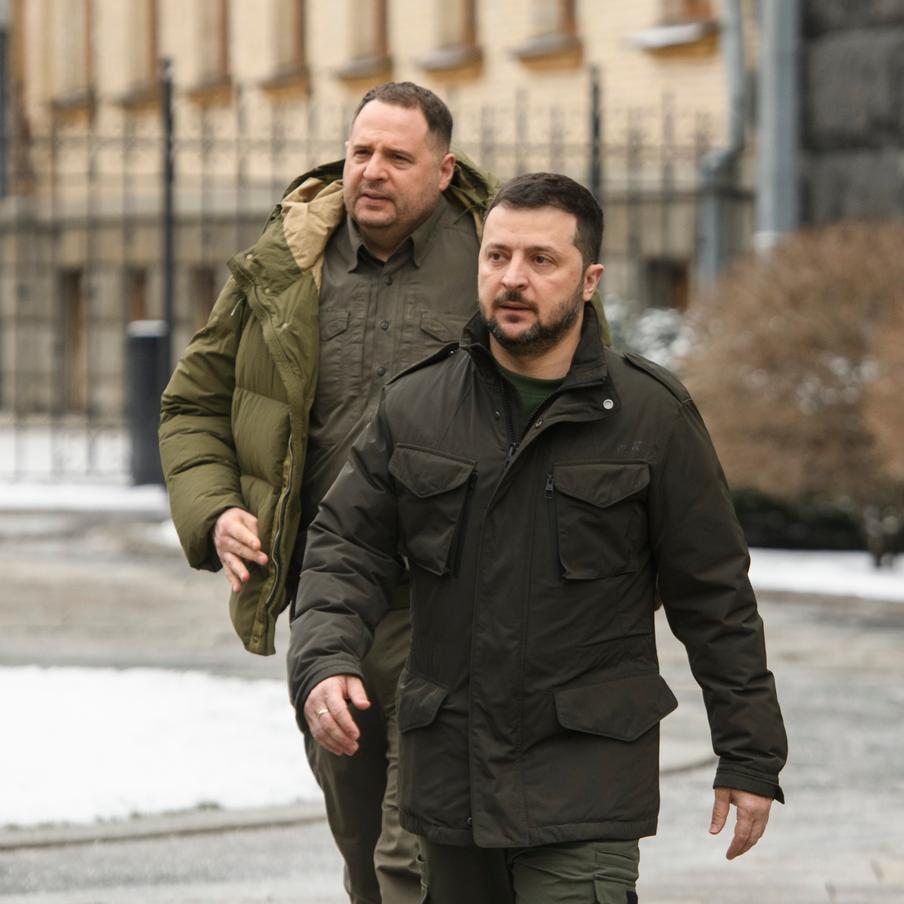 Владимир Зеленский регулярно общается с экс-главой своего офиса Андреем Ермаком. Украинский президент, несмотря на предъявленные бывшему главе своего офиса обвинения в коррупции, продолжает поддерживать с ним дружеские отношения. Так Зеленский и Ермак ежедневно видятся в резиденции главы государства