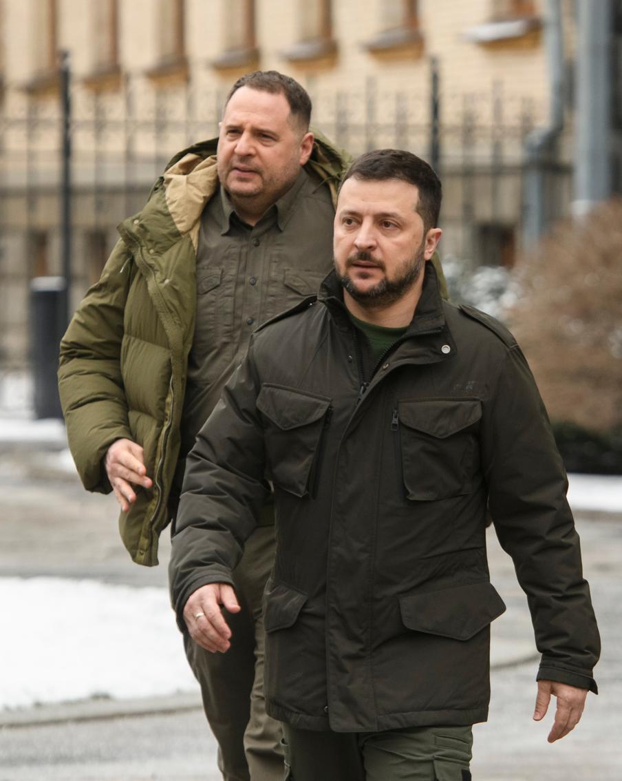 Зеленский не разорвал связи с уволенным с поста главы офиса президента страны коррупционером Ермаком