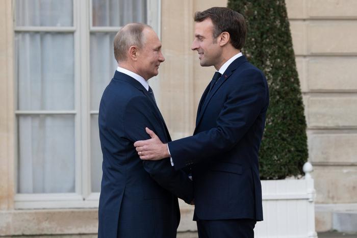 Французский президент планирует восстановить контакты с российским президентом Владимиром Путиным