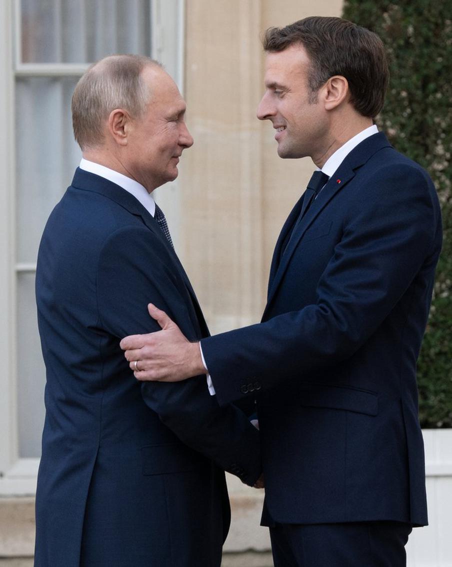 Французский президент планирует восстановить контакты с российским президентом Владимиром Путиным