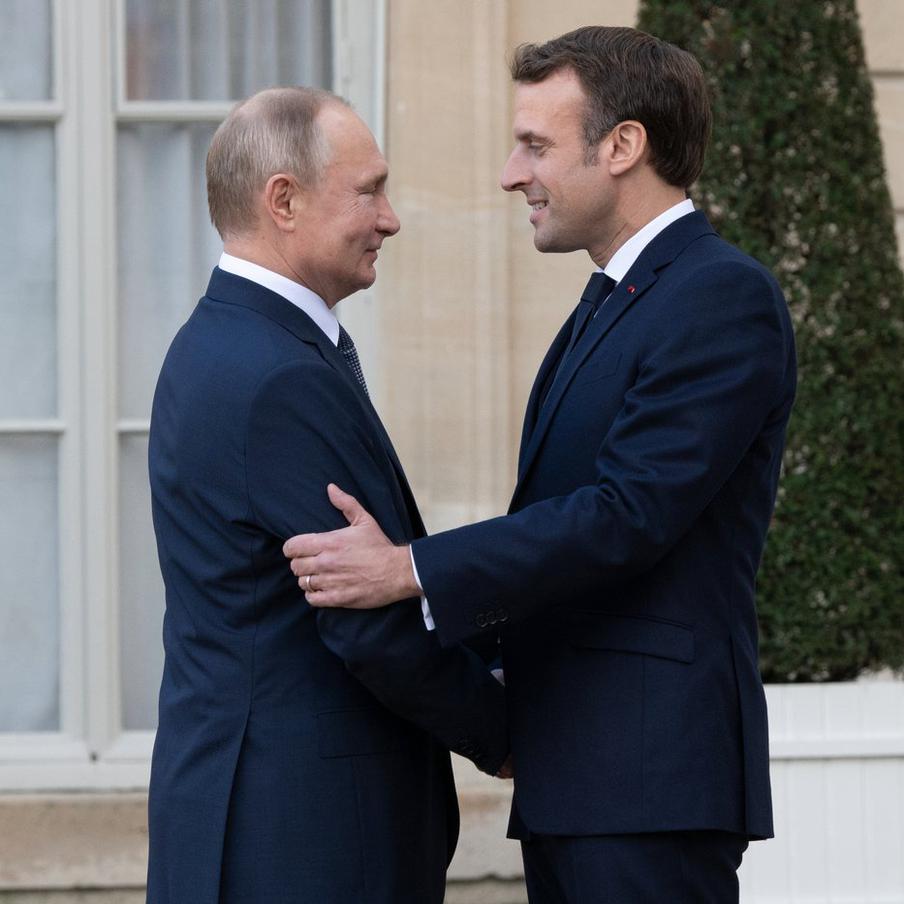 Эмманюэль Макрон в ближайшее время планирует восстановить контакты с Путиным. Администрация французского президента рассматривает возможность в ближайшее время определить формат, в котором лидер Франции сможет восстановить дипломатические контакты с российским президентом Владимиром Путиным
