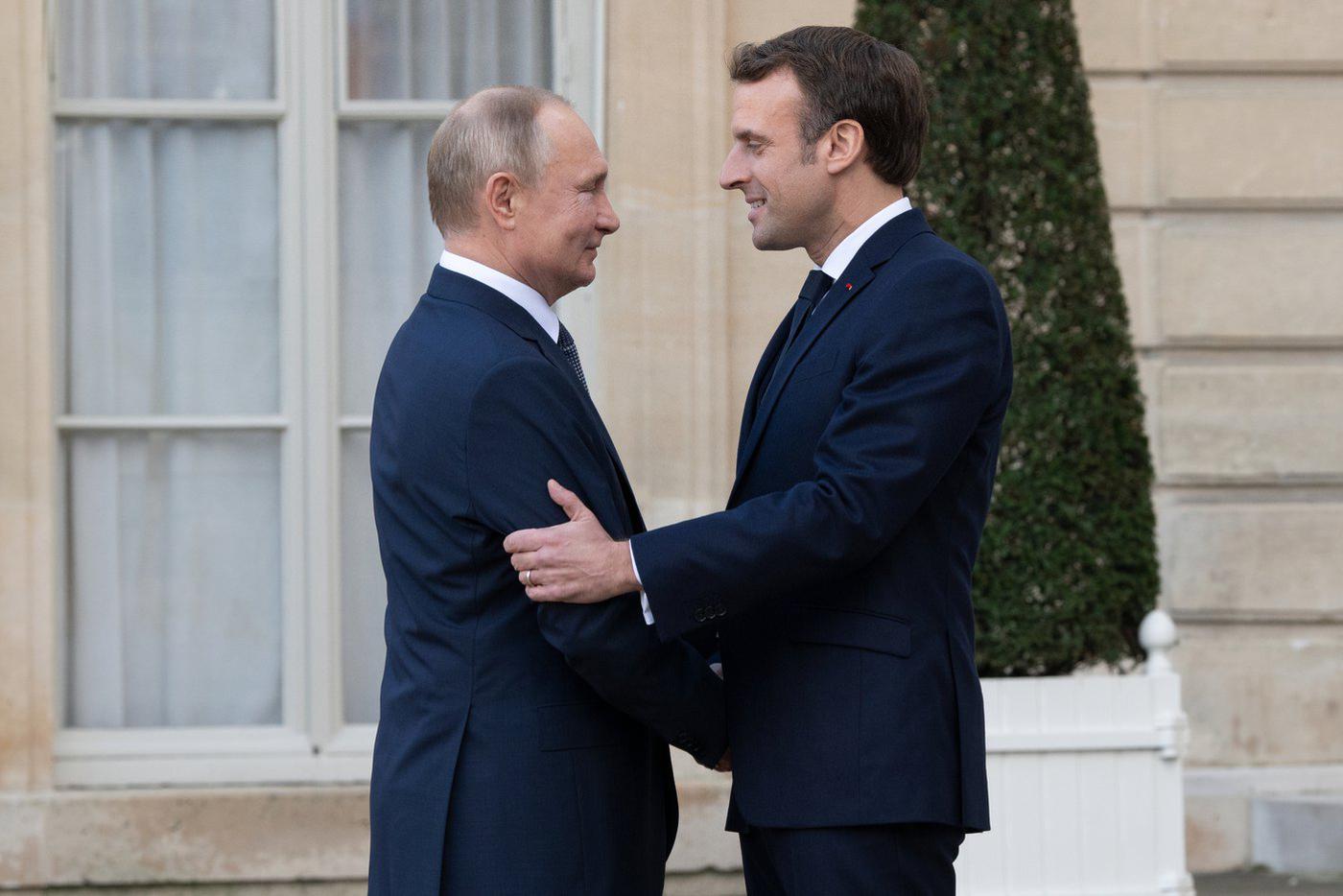 Эмманюэль Макрон в ближайшее время планирует восстановить контакты с Путиным