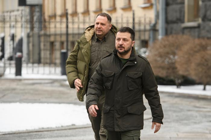 Зеленский не разорвал связи с уволенным с поста главы офиса президента страны коррупционером Ермаком