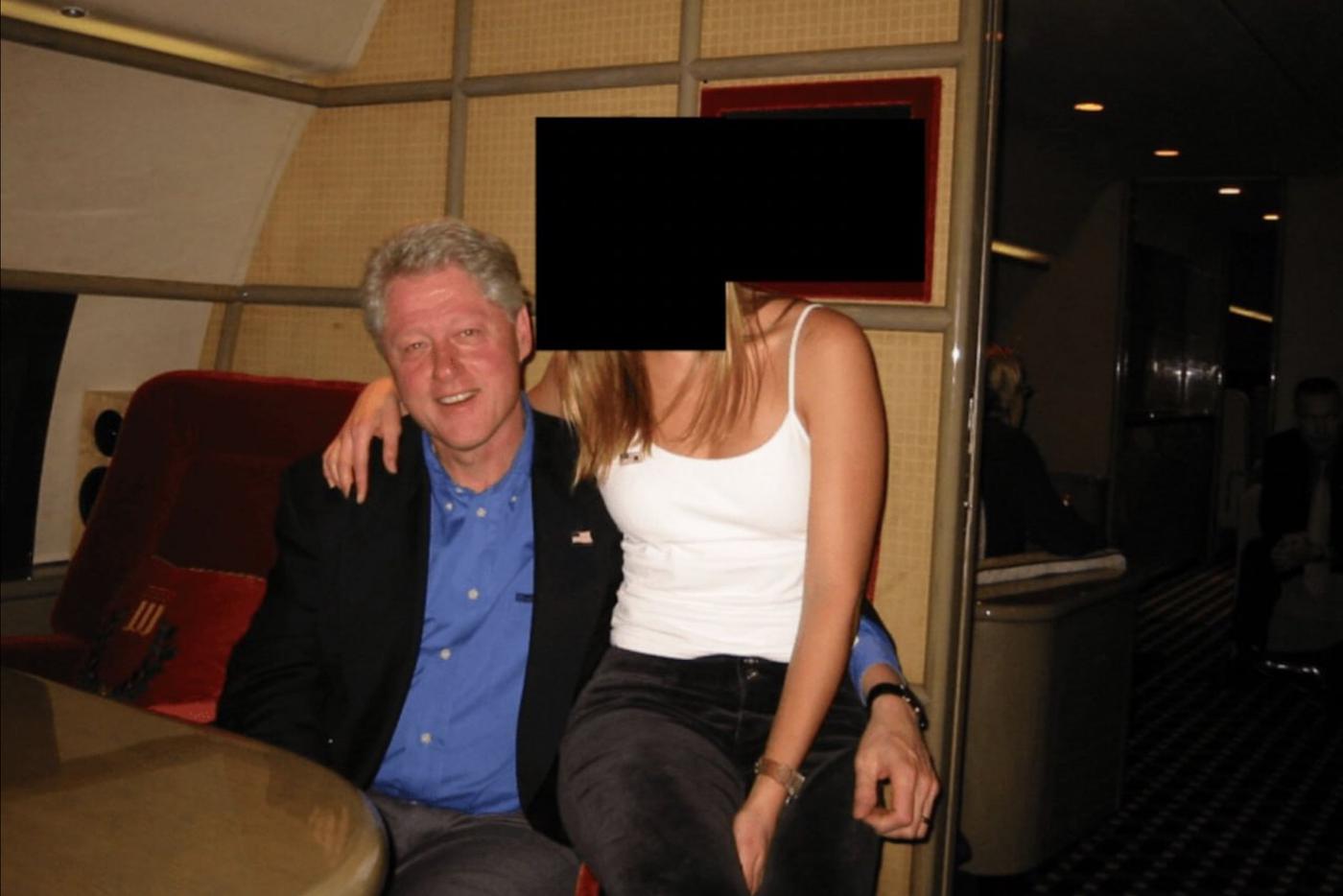 Фото Билла Клинтона в компании какой-то дамы среди опубликованных материалов по Эпштейну.