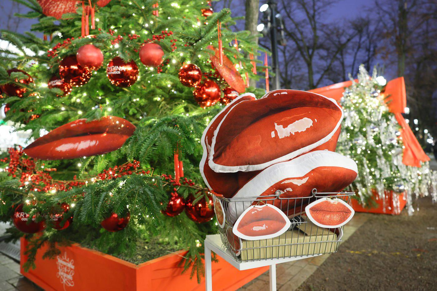 "Зацелованная" ёлка сразу бросается в глаза.