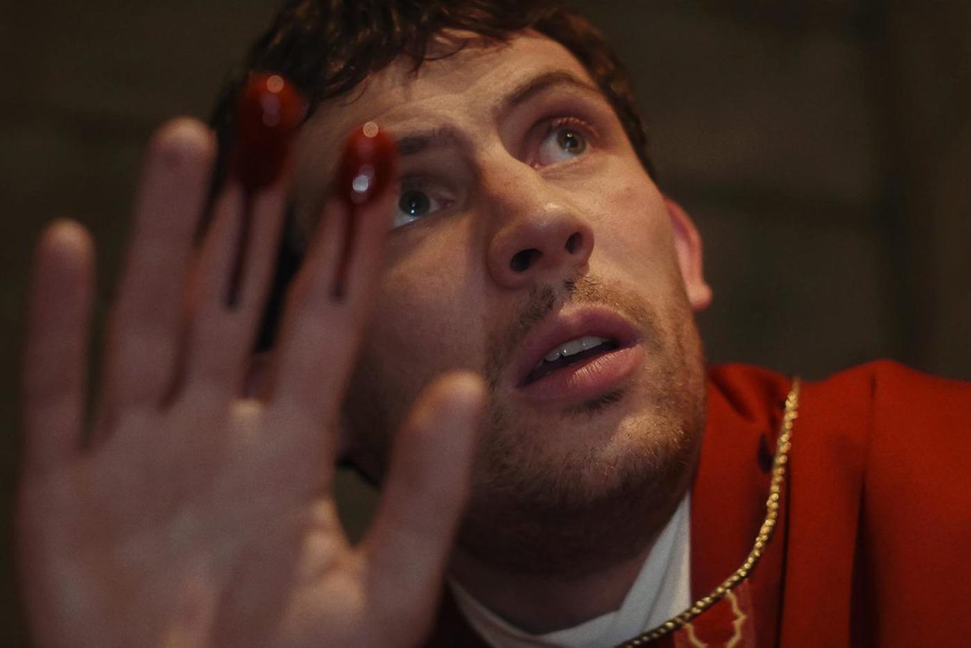 Первым тело Уикса обнаруживает Джад (Джош О’Коннор) 