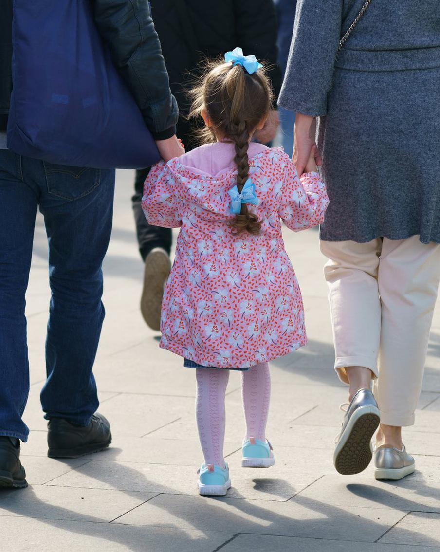 РИА "Новости": выплаты семьям с детьми составят от 9,2 до 18,4 тысячи рублей. По словам депутата Государственной думы от партии "Единая Россия" Алексея Говырина, которого цитирует РИА "Новости", в 2026 году семьи с детьми могут рассчитывать на ежемесячные выплаты в размере от 9,2 до 18,4 тысячи рублей. Окончательная сумма пособия будет зависеть от уровня дохода семьи и степени её нуждаемости