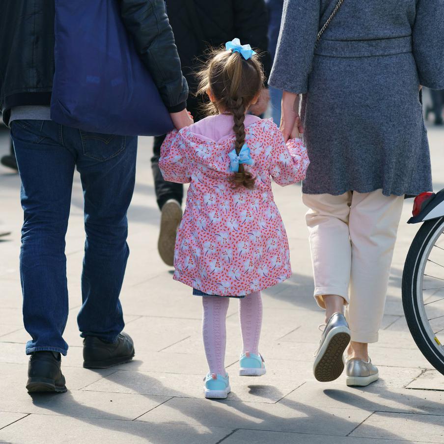 РИА "Новости": выплаты семьям с детьми составят от 9,2 до 18,4 тысячи рублей. По словам депутата Государственной думы от партии "Единая Россия" Алексея Говырина, которого цитирует РИА "Новости", в 2026 году семьи с детьми могут рассчитывать на ежемесячные выплаты в размере от 9,2 до 18,4 тысячи рублей. Окончательная сумма пособия будет зависеть от уровня дохода семьи и степени её нуждаемости