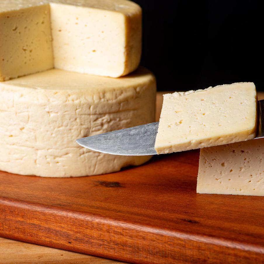 РИА "Новости": Россия в ноябре впервые ввезла китайский сыр. Согласно данным китайской таможни, опубликованным РИА "Новости", в ноябре 2025 года Россия осуществила первый в истории импорт сыра из Китая. Общий объём поставки составил восемь тонн, а её стоимость составила 93 тысячи долларов США. В таможенных документах не уточняются сорта импортируемого сыра