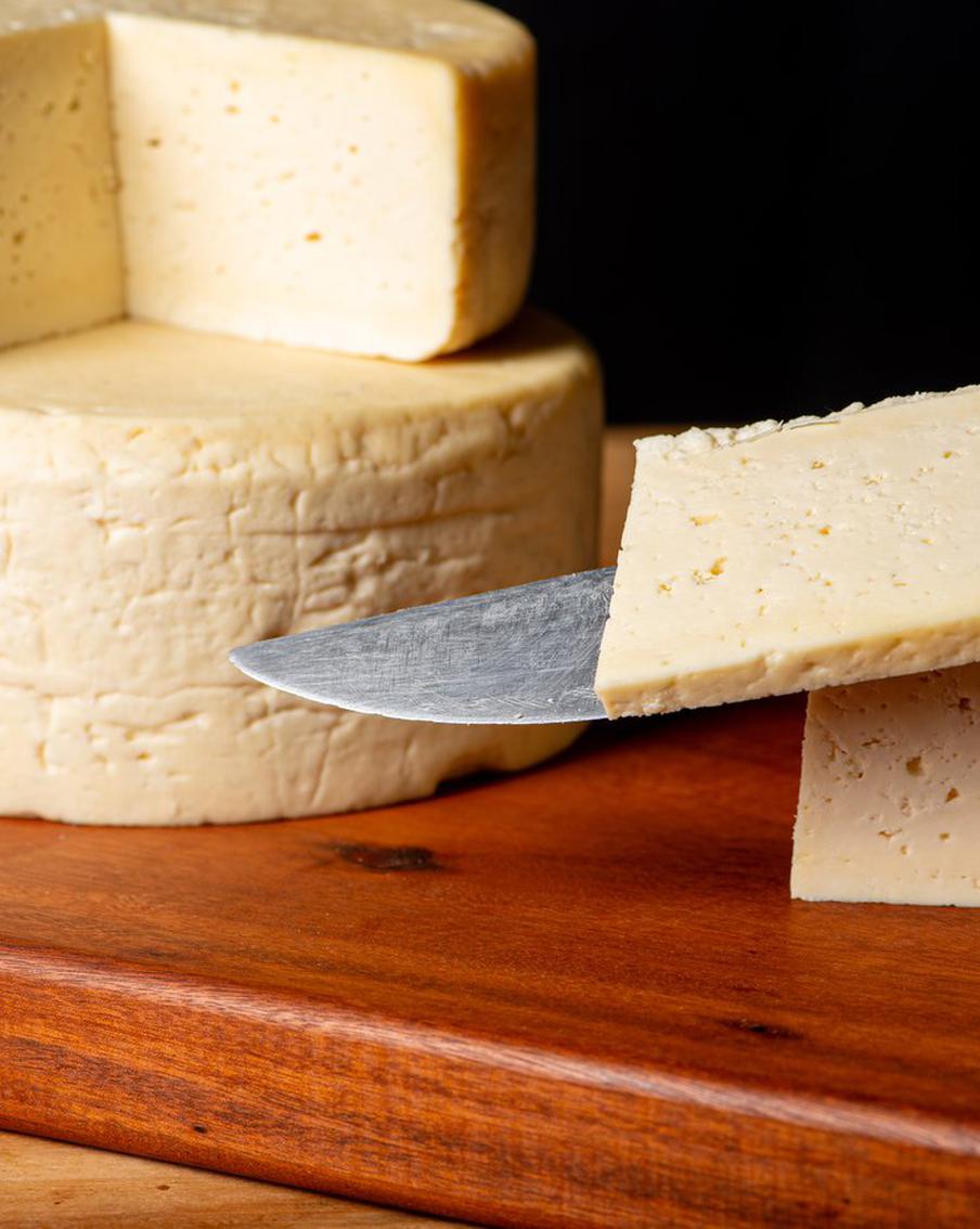 РИА "Новости": Россия в ноябре впервые ввезла китайский сыр. Согласно данным китайской таможни, опубликованным РИА "Новости", в ноябре 2025 года Россия осуществила первый в истории импорт сыра из Китая. Общий объём поставки составил восемь тонн, а её стоимость составила 93 тысячи долларов США. В таможенных документах не уточняются сорта импортируемого сыра