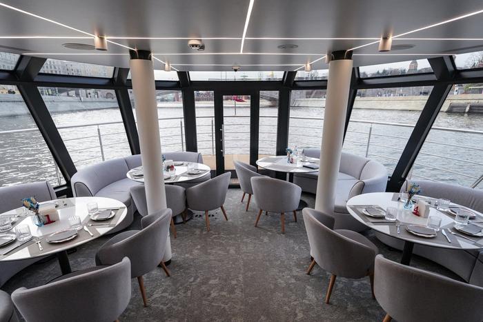 Первое гибридное прогулочное судно отправилось в рейс через центр столицы