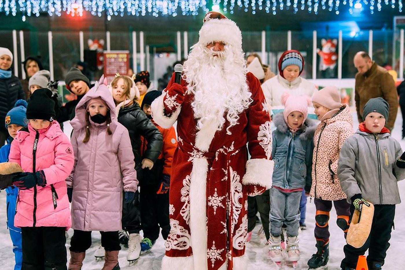 Дед Мороз со Снегурочкой поздравили детей участников СВО на юге столицы