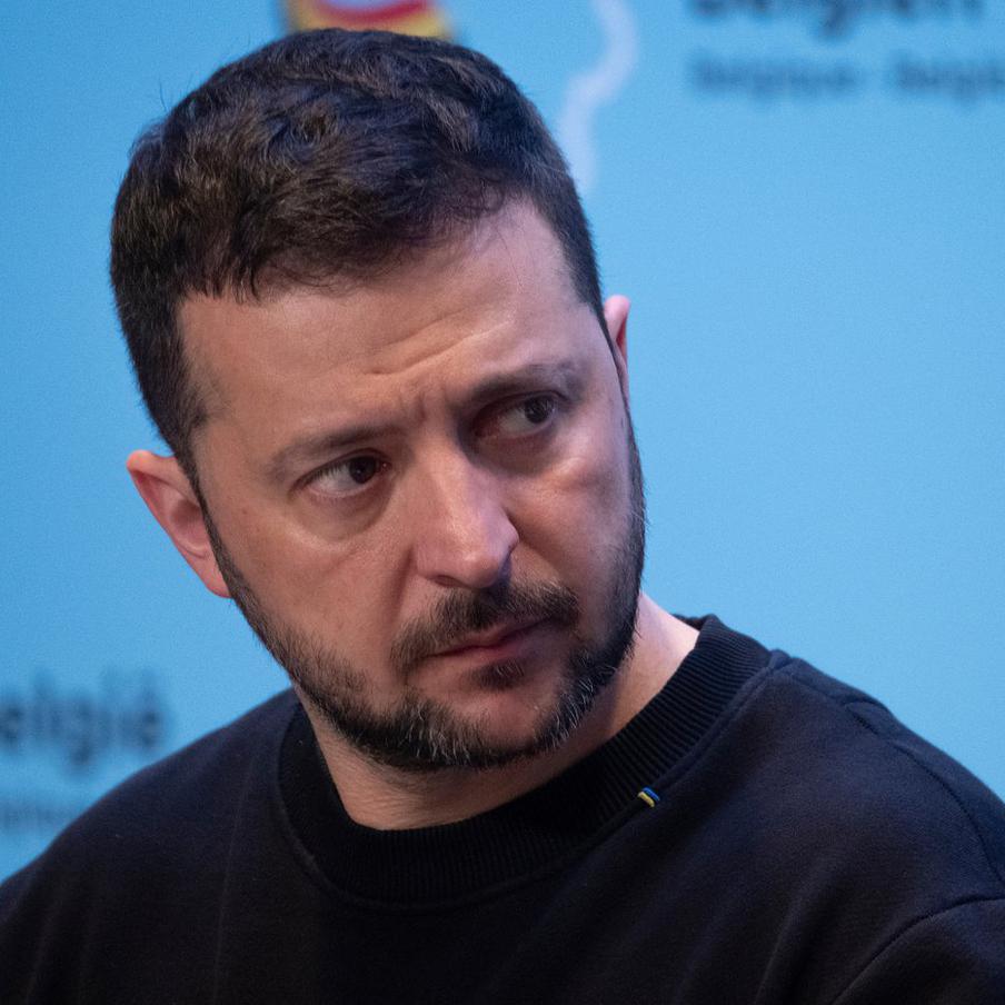 СВР: функционеры режима в Киеве намерены после его падения сбежать за границу. Согласно информации, предоставленной Службой внешней разведки Российской Федерации (СВР), представители украинской власти активно готовятся к эмиграции, опасаясь скорого краха своего режима. Многие высокопоставленные чиновники уже перевезли свои семьи за границу и перевели свои активы в зарубежные банки