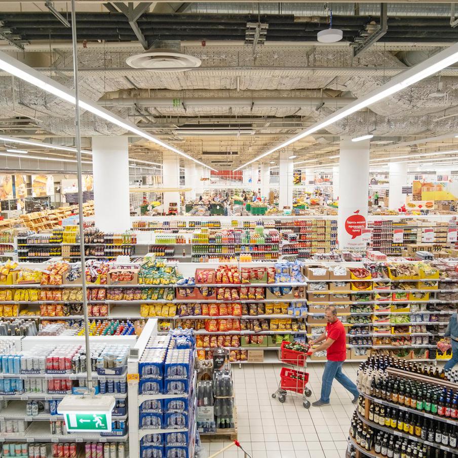 Цены на ряд продуктов в России упали перед Новым годом. В преддверии Нового года в российских магазинах зафиксировано снижение цен на популярные продукты питания, такие как мандарины, сливочное масло, яйца и картофель. Об этом 22 декабря сообщил "Известиям" Станислав Богданов, председатель президиума Ассоциации компаний розничной торговли (АКОРТ)