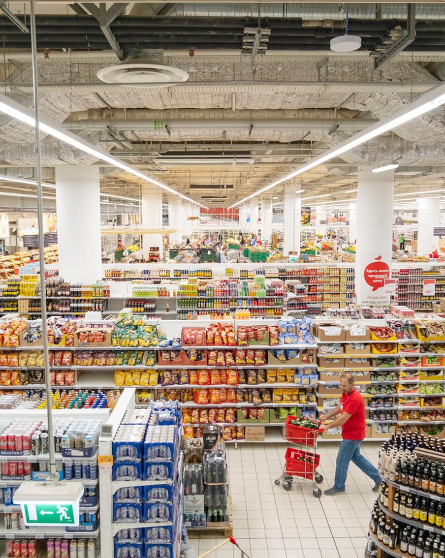 Цены на ряд продуктов в России упали перед Новым годом. В преддверии Нового года в российских магазинах зафиксировано снижение цен на популярные продукты питания, такие как мандарины, сливочное масло, яйца и картофель. Об этом 22 декабря сообщил "Известиям" Станислав Богданов, председатель президиума Ассоциации компаний розничной торговли (АКОРТ)