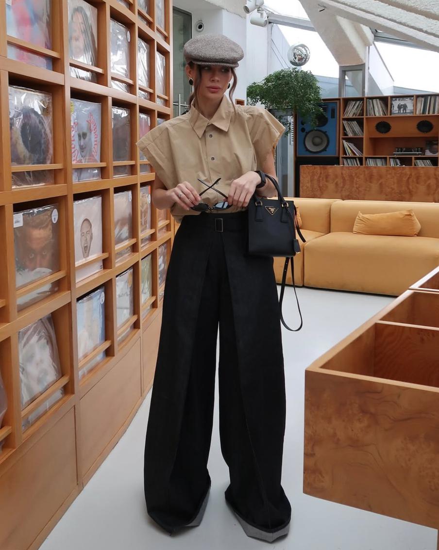 Прилегание силуэта не должно сопровождаться излишней откровенностью.